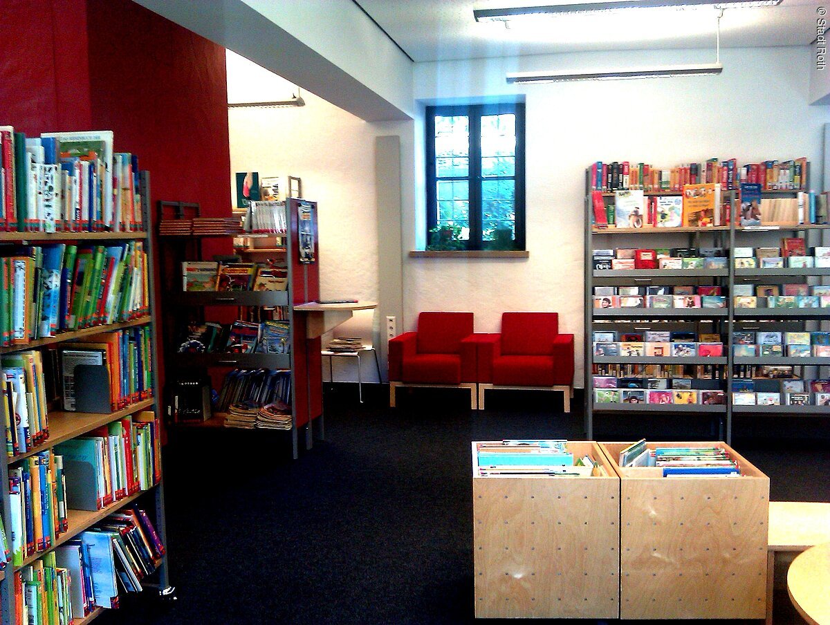 Die barrierefreie Bücherei in Roth lädt zum Stöbern in Büchern und anderen Medien ein