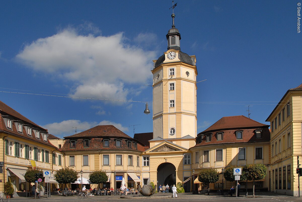 Stadtansichten Ansbach_Herrieder Tor mit Brunnen