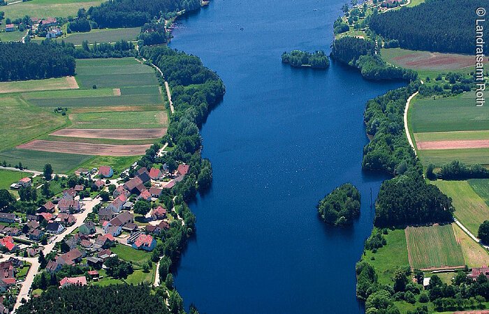 Luftaufnahme vom barrierefreien und zugänglichen Urlaubsparadies Rothsee mit tiefblauem Wasser