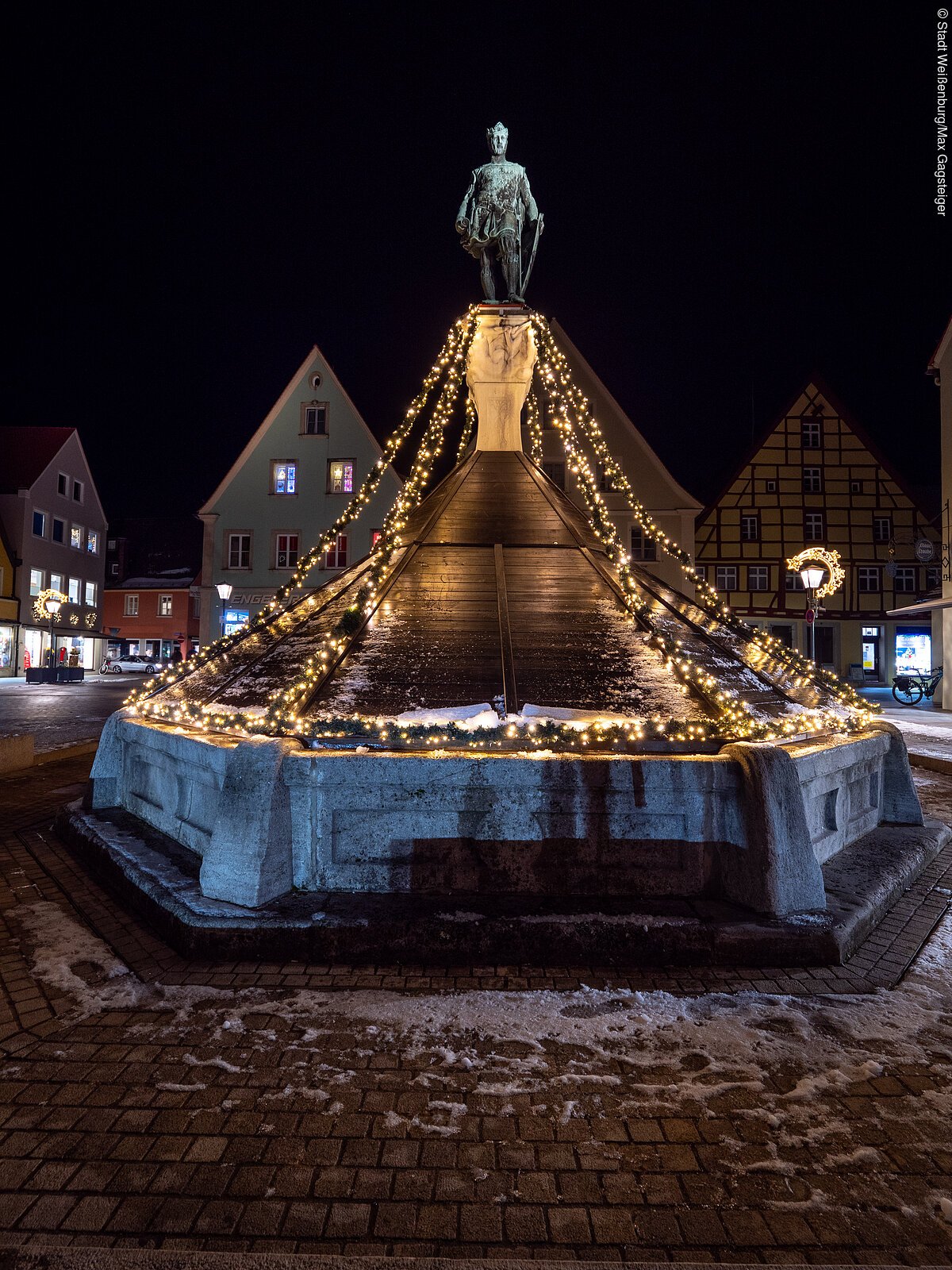 Kaiser-Ludwig-Brunnen mit Weihnachtsbeleuchtung