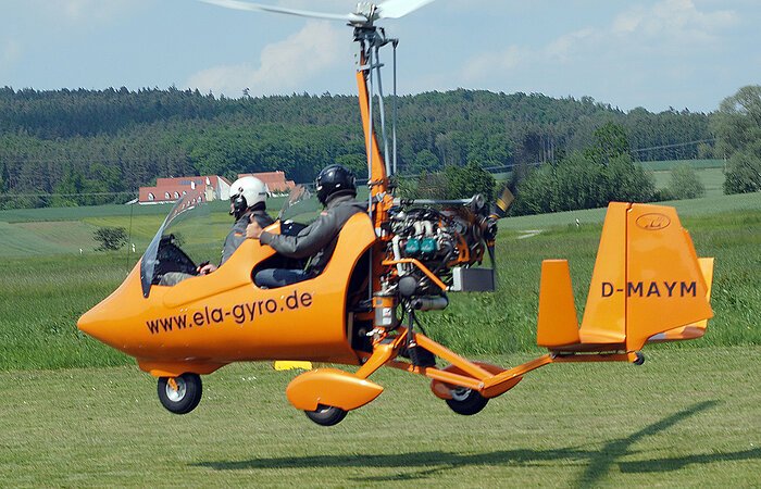 Ein Gyrocopter hebt ab