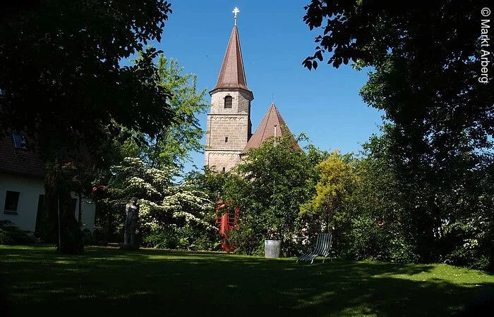 Ansicht auf die Kirche Arberg.