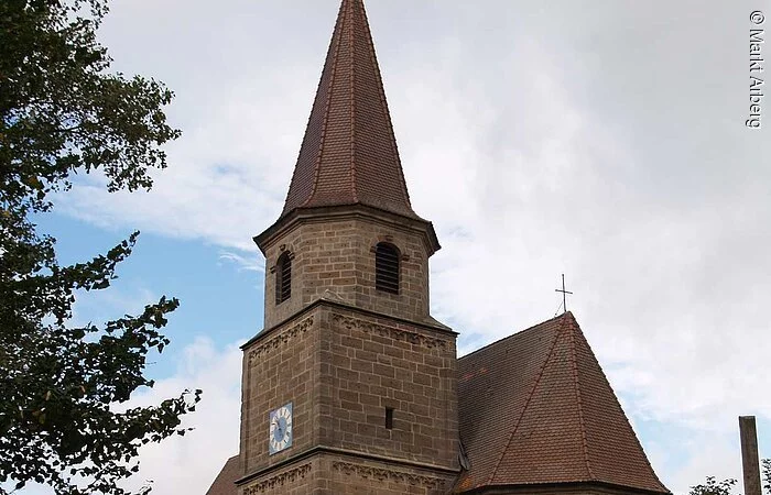 Vorderansicht der braunen Kirche