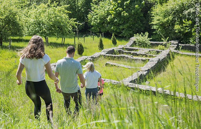Familie besucht die Villa Rustica
