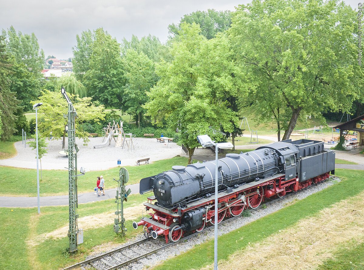 Luftaufnahme Denkmalslok und Spielplatz