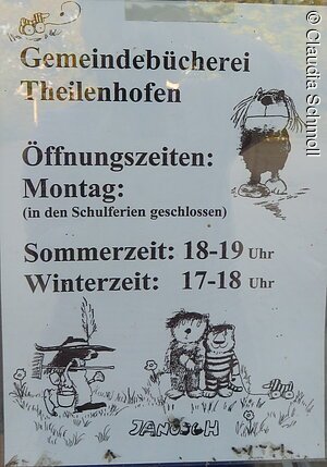 Auf einem Flyer steht Gemeindebücherei Theilenhofen Öffnungszeiten: Montag: Sommerzeit 18 bis 19 Uhr Winterzeit: 17 bis 18 UHr (in den Schulferien geschlossen). Auf dem Flyer Janosch Figuren.