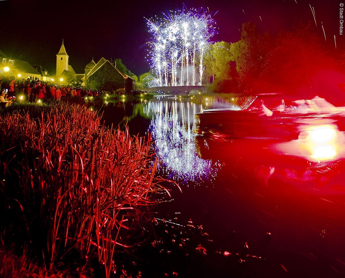 Feuerwerk mit bunten Farben in Ornbau