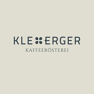 Logo der Kaffeerösterei Kleeberger. Zu lesen KLeeberger in großen Druckbuchstaben. Ein E und ein B bilden ein Kleeblatt. Darunter etwas kleiner Kaffeerösterei.
