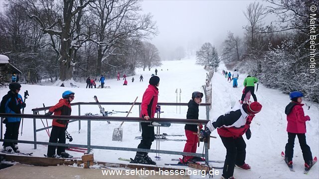 Reges Treiben an der Skipiste Hesselberg. Jung und Alt waren auf den Lift oder fahren den verscheinten Berg hinab.