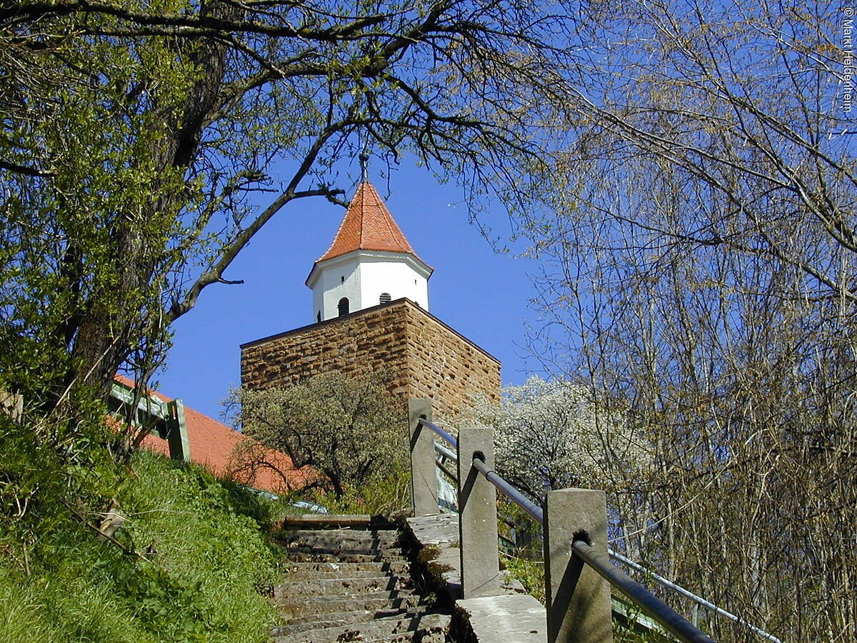 Blick auf den Kirchturm Hohentrüdingen bei Heidenheim.