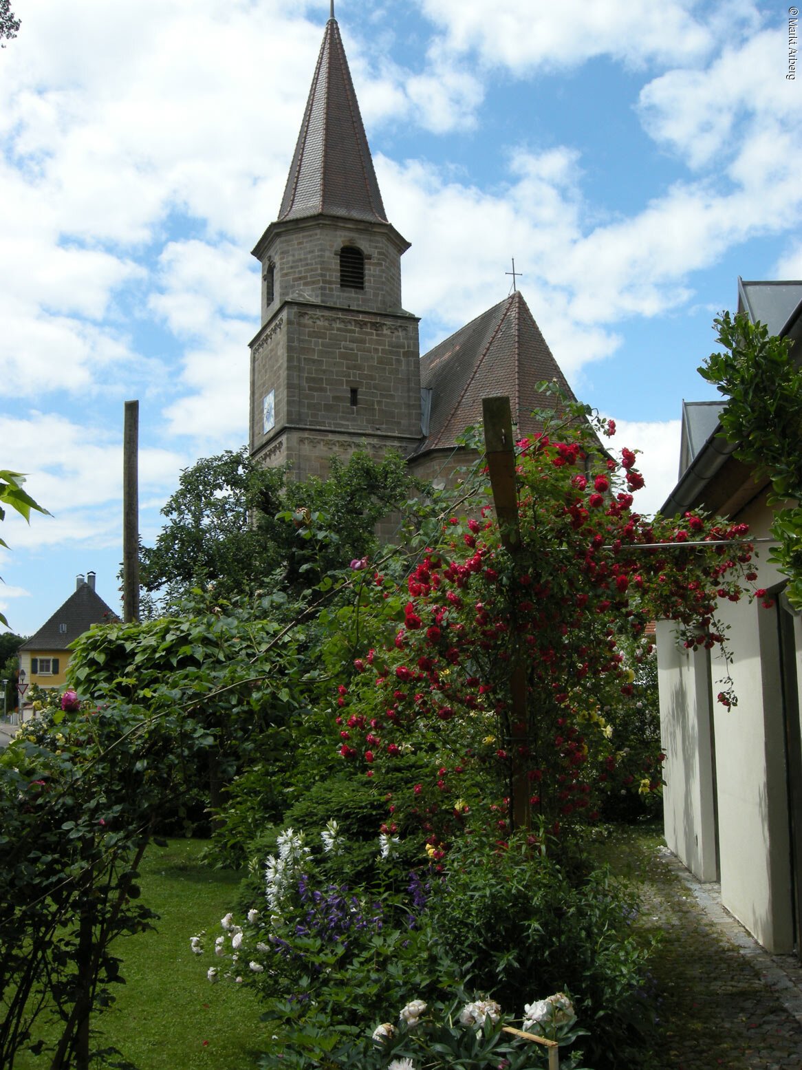 Ansicht auf die Kirche in Arberg.