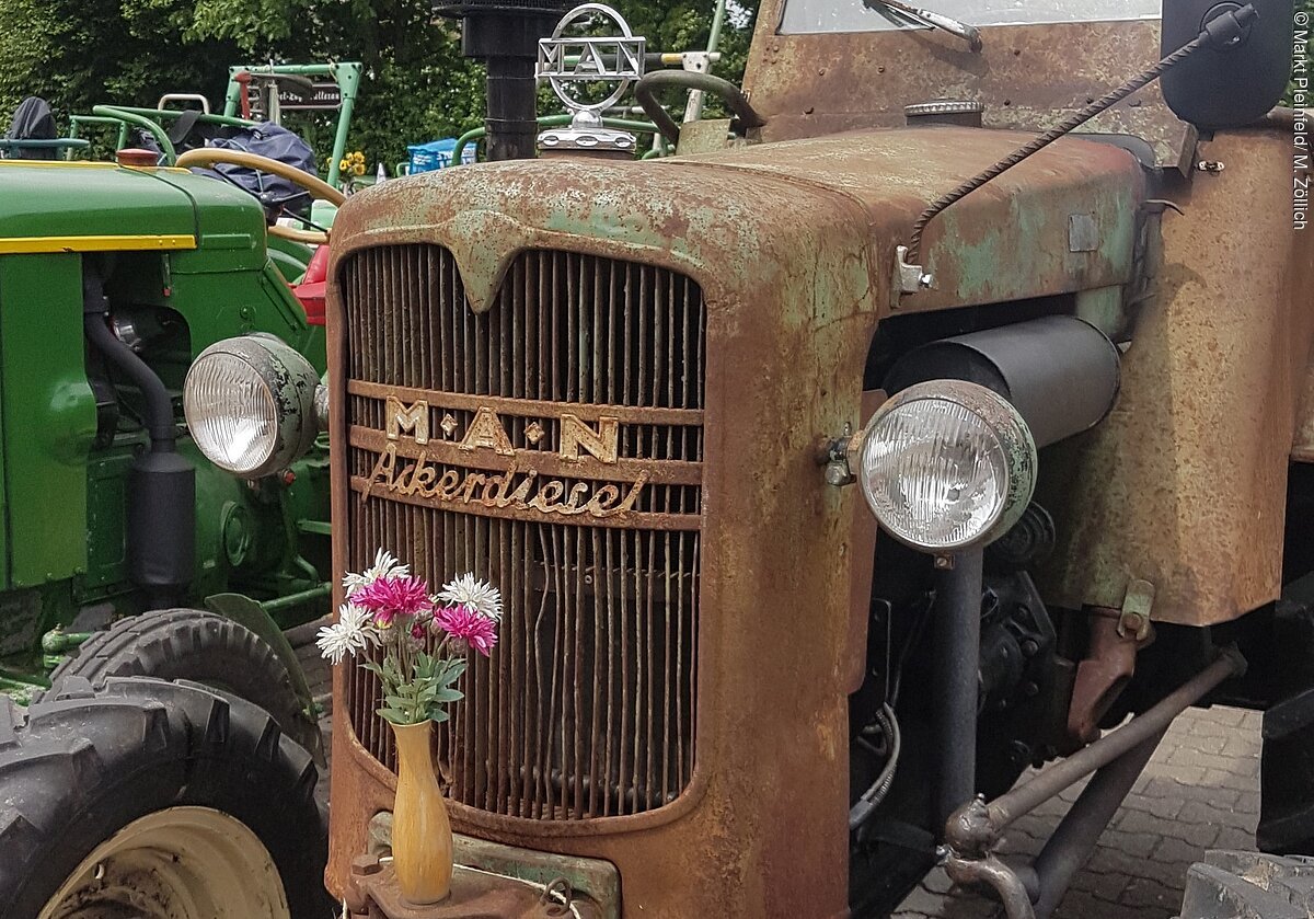 Das Bild zeigt einen Traktor aus dem Technikmuseum Mackenmühle