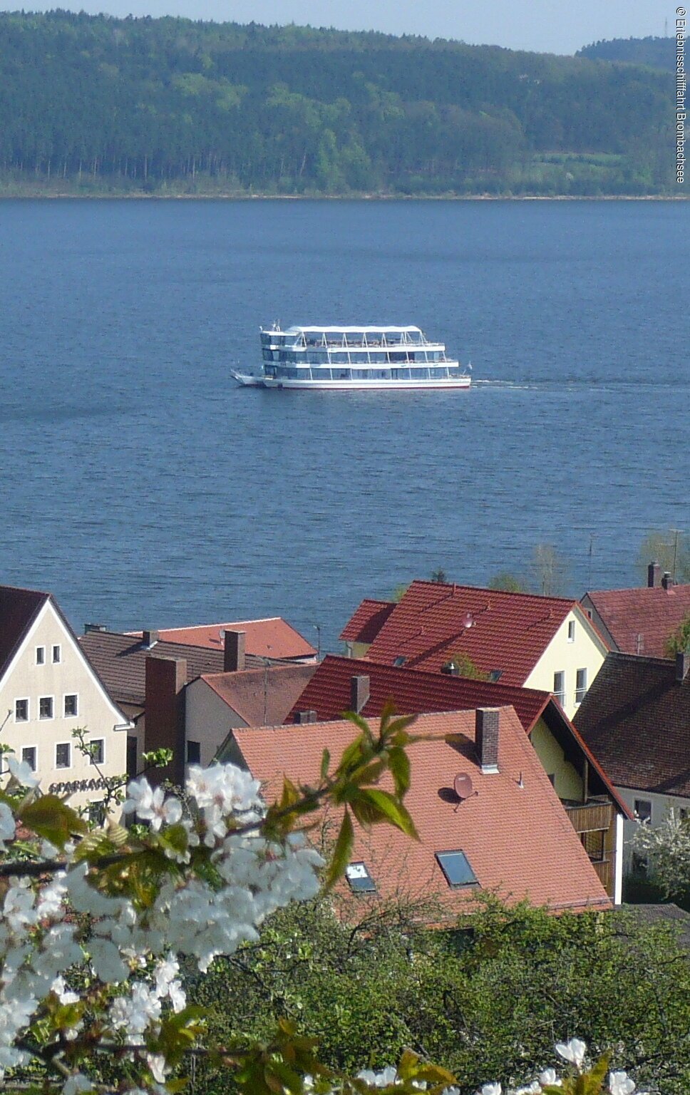 MS Brombachsee mit Kirschblüte