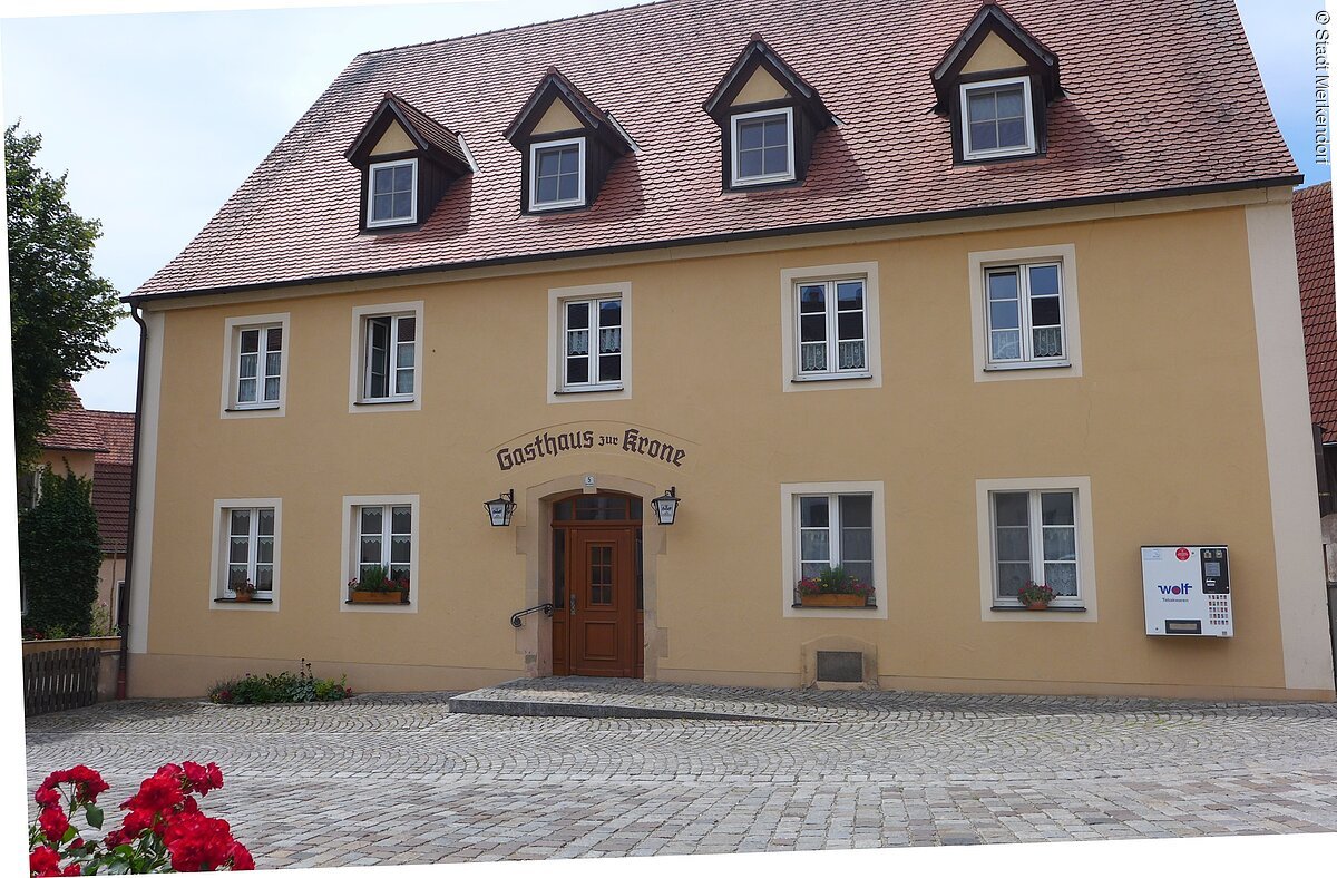 Frontansicht Gasthof zur Krone mit gelber Fassade im fränkischen Baustil.