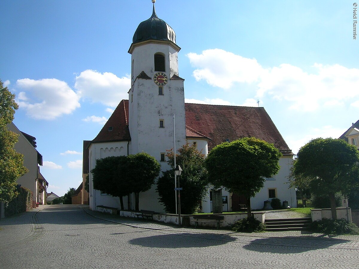 Ansicht auf die evangelische Pfarrkirche Absberg.