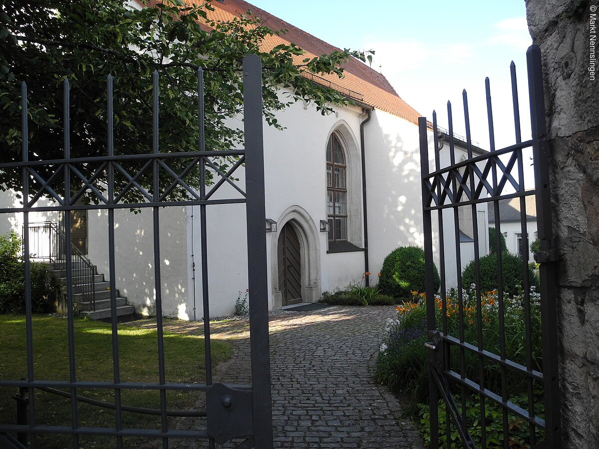 In Ihr befindet sich ein Chor mit Gewölbe und Bemalungen (Evangelistendarstellungen) aus gotischer Zeit.