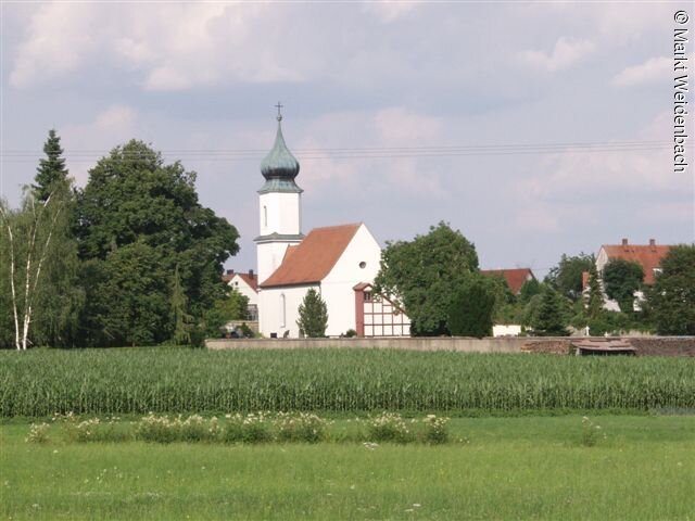 Ansicht auf die barocke Friedhofskirche in Weidenbach.