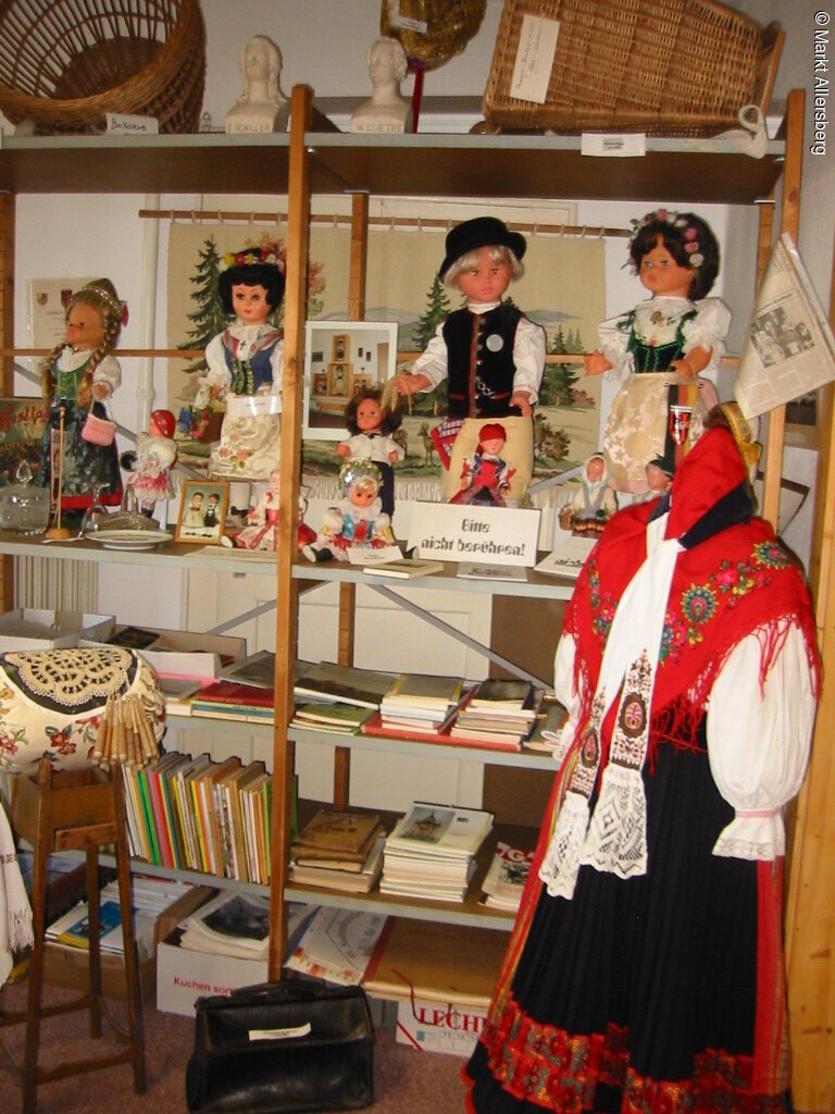 in der Sudetendeutschen Heimatstube in Allersberg. Beispielsweise Puppen oder Bücher.