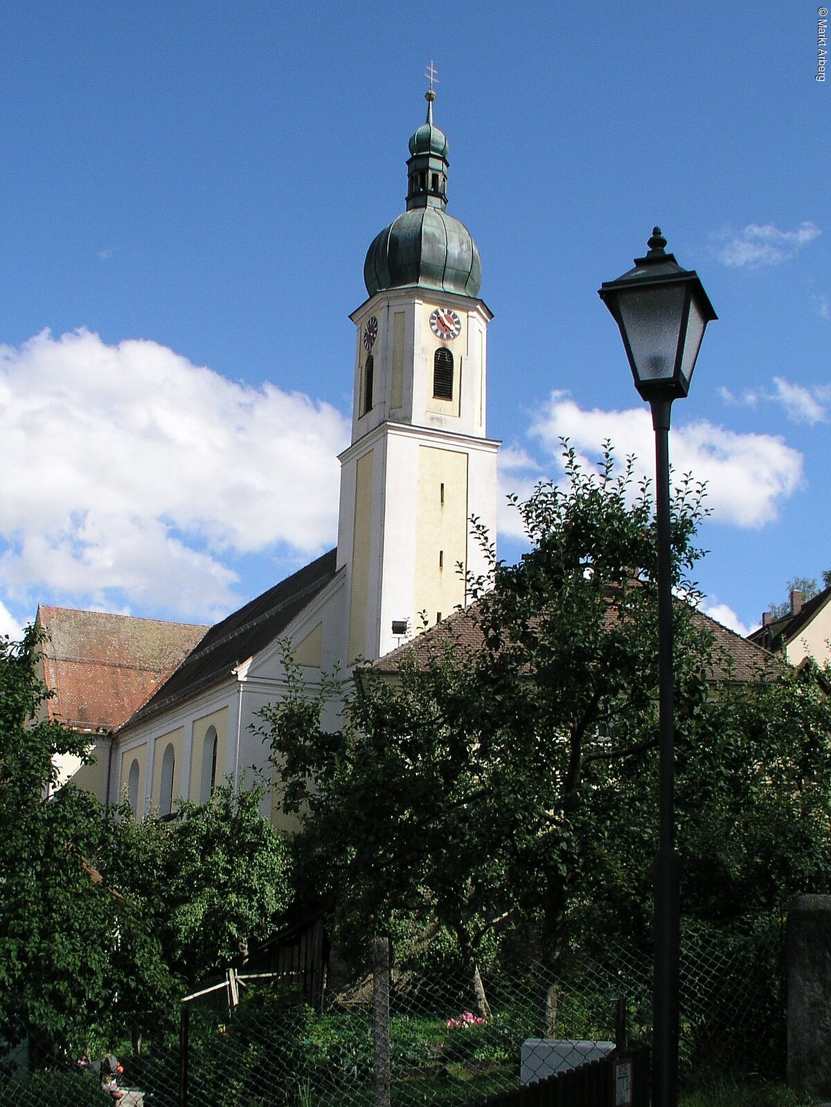 Sicht auf die Kirche und den Kirchturm der Arberger Pfarrkirche St. Blasius.