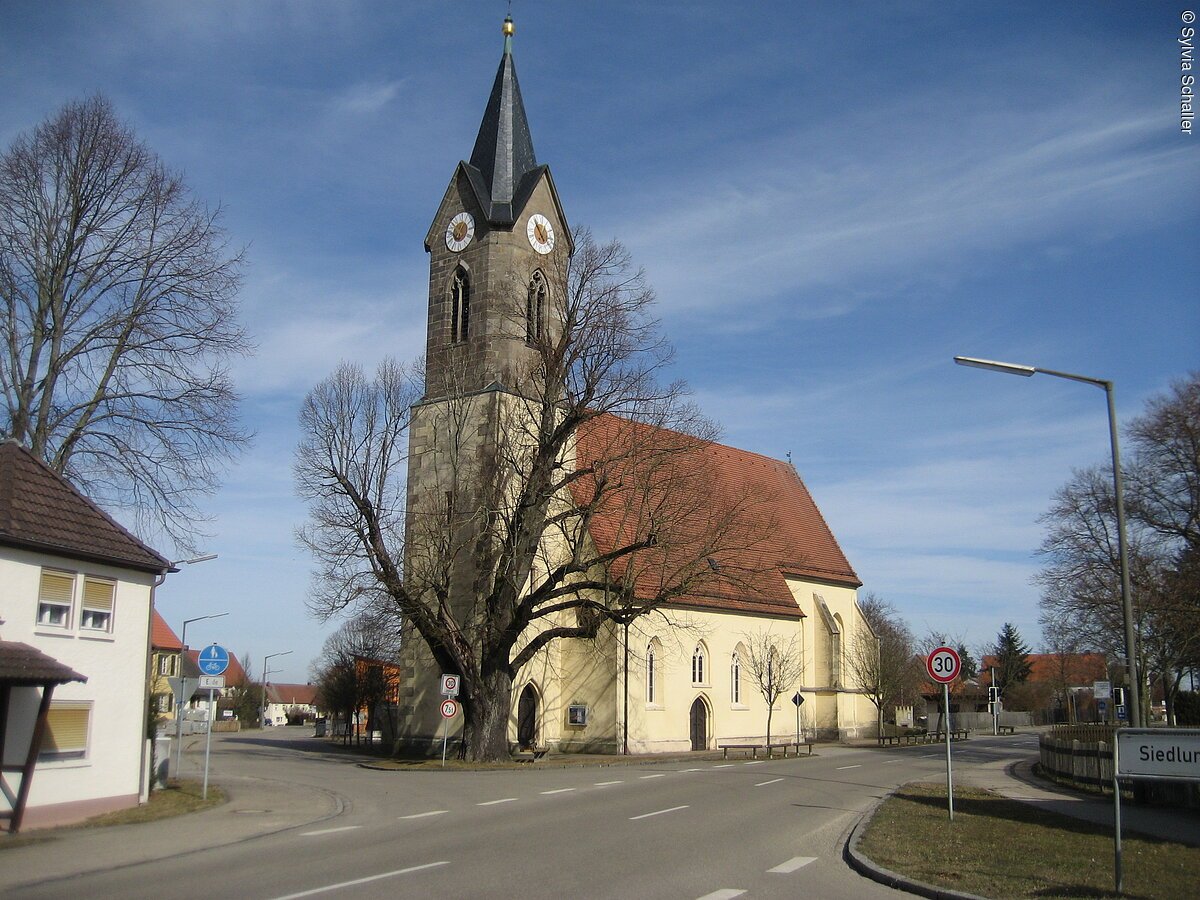 Kirche mitten im Dorf.