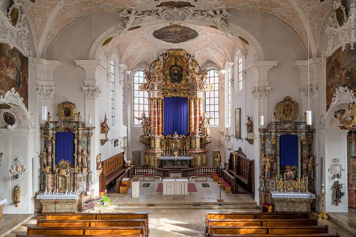 Innenraum mit Hochaltar