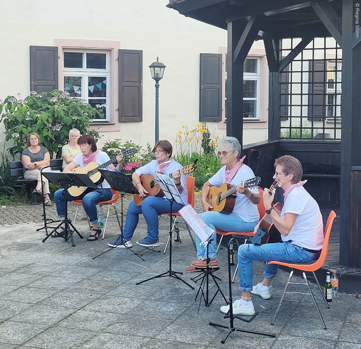 Abendeinstimmung Schlagkräftigen Vier