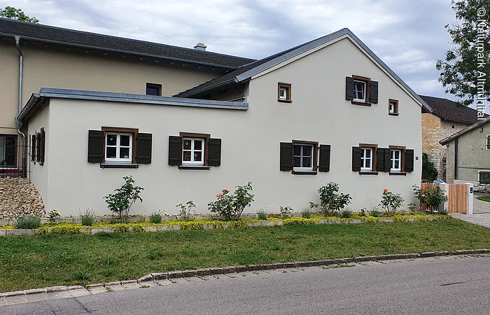 Das Jurahaus mit braunen Fensterläden wurde aufwendig renoviert.