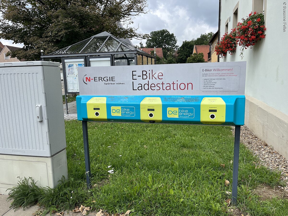 Eine BikeEnergy –Ladestationen zum Aufladen von E- Bikes, es sind drei Ladepunkte vorhanden