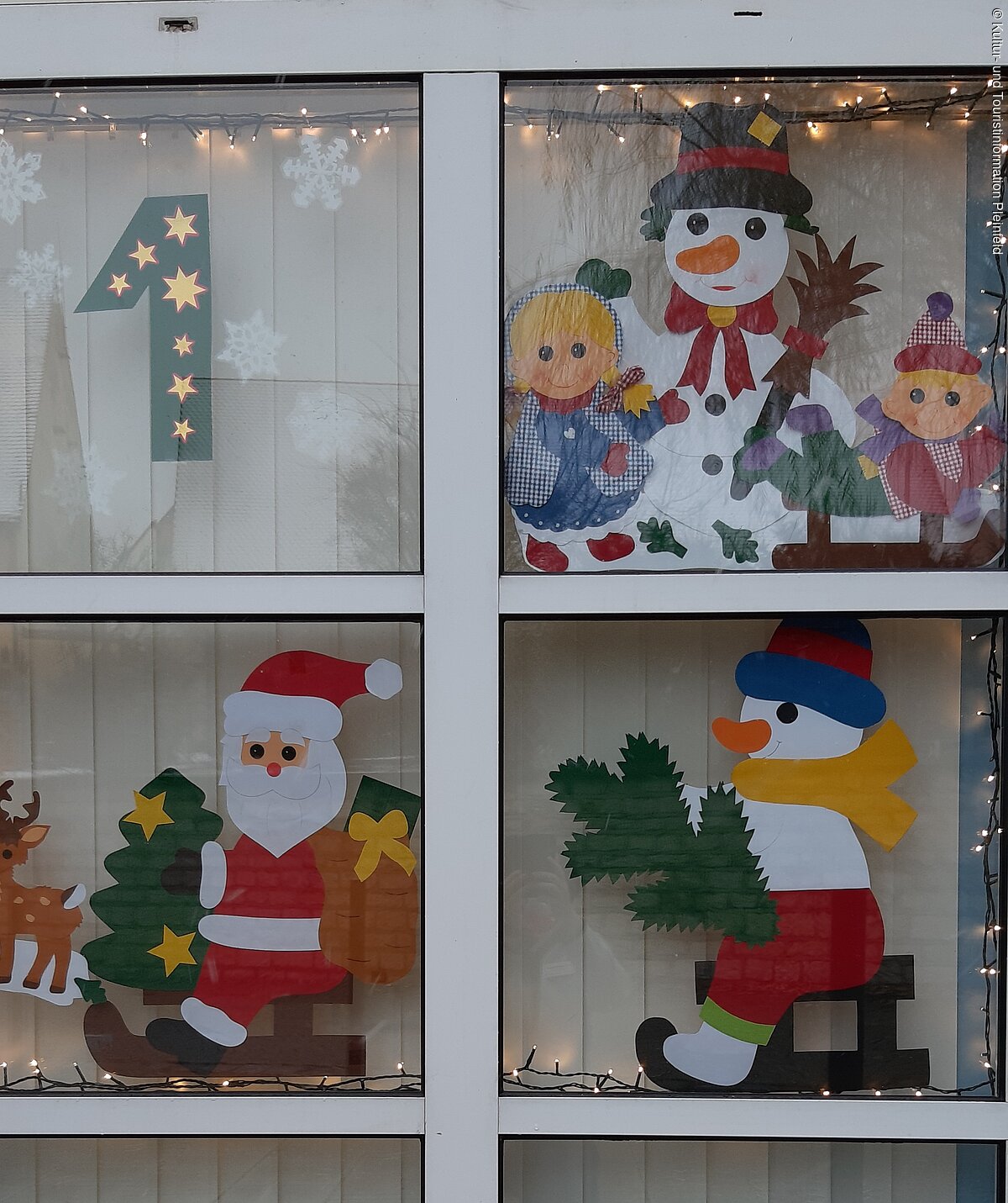 Adventsfenster Das Bild zeigt das Adventsfenster