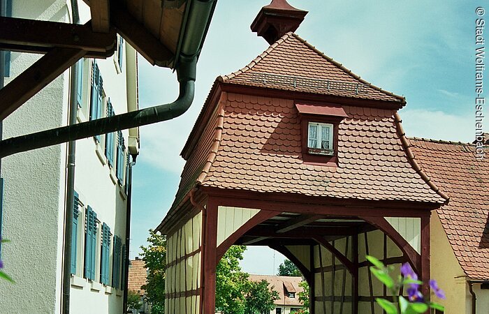 Der Torturm schaut dem Fachwerkhaus ähnlich.