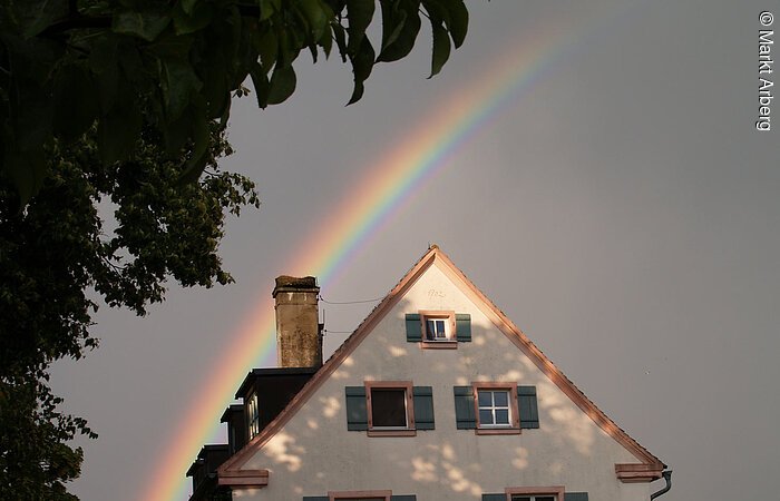 Alte Schule in Mörsach Das alte Schulhaus in Mörsach umrahmt von einem leichtenden Regenbogen.