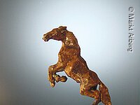 Kunst des Kunstateliers Zimmermann in Arberg. Eine goldene Skulptur eines Pferdes.