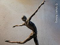 Kunst des Kunstateliers Zimmermann in Arberg. Eine auf einem Bein stehende, tanzende Figur.