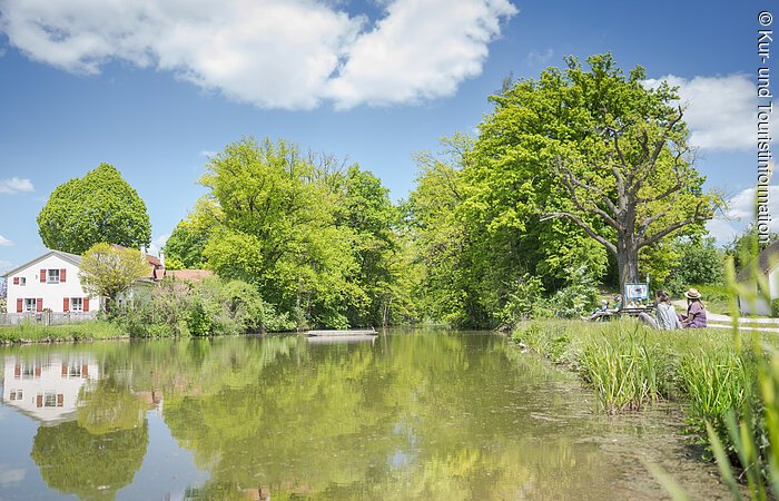 Karlsgraben mit Bäume im Hintergrund