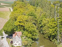 Karlsgraben mit Haus aus der Vogelperspektive im Hintergrund Blick auf Weißenburg