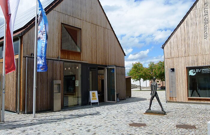 AIZ mit LBV-Umweltstation Altmühlsee Die LBV-Umweltstation Altmühlsee ist im AIZ - Altmühlsee-Informationszentrum untergebracht.