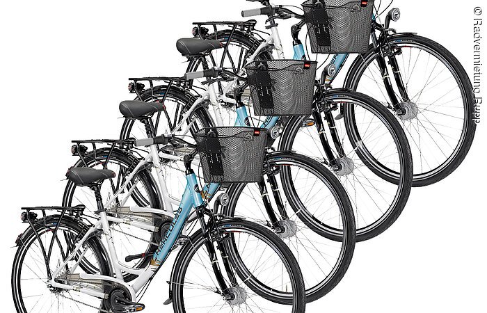 Vier gleiche blaue Fahrräder auf einem weißen Hintergund.