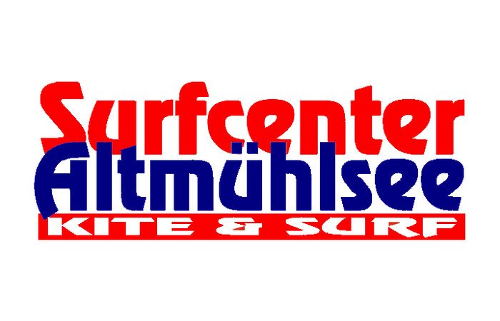Surfcenter in Rot. Darunter Altmühlsee in blau. Die Wärter Kite und Surf in weiß, rot umrahmt.