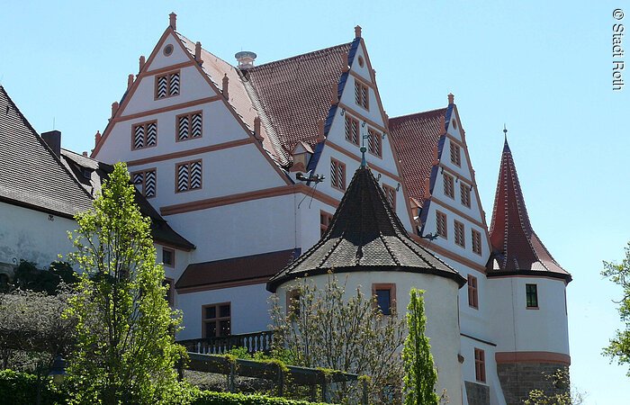 Schloss Ratibor in Roth Blick auf das Schloss Ratibor in Roth mit grünen Hecken im Vordergrund.