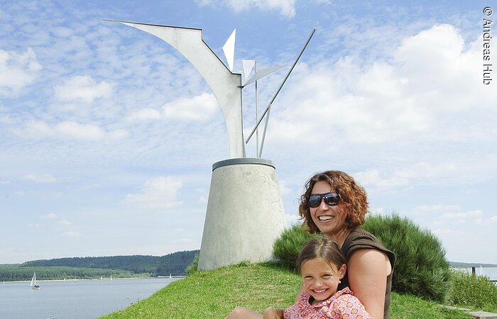 Segelhafen Phoenix Ein Mutter und ihr Kind picknicken im Vordergrund des Phoenix in Ramsberg.