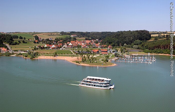 Luftaufnahme des Seezentrum Enderndorf mit der MS Brombachsee im Bildvordergrund Nürnberg Luftbild - Hajo Dietz IM Vordergrund die MS Brombachsee auf dem Brombachsee vor Enderndorf. Im Hintergund Enderndorf mit Strand und Bootshafen.