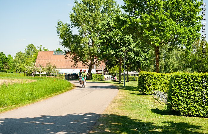Rothsee_Uferweg mit Fahrradfahrern_Roth©David Haas