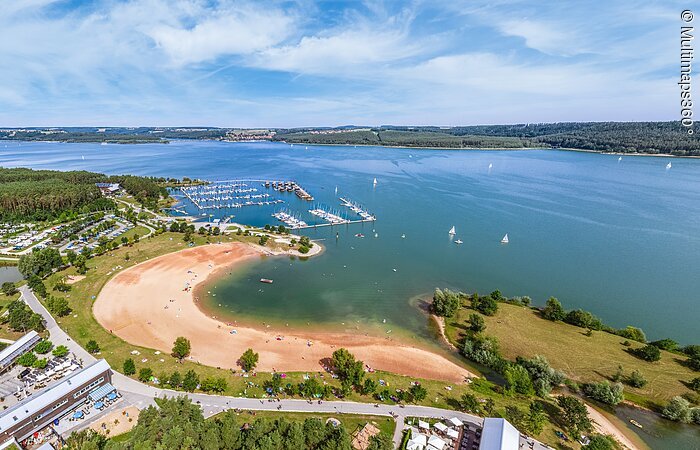 Seezentrum Ramsberg Panorama Luftbild vom Seezentrum in Ramsberg. Brombachsee mit Sandstrand, grünen Wiesen und Bäumen.