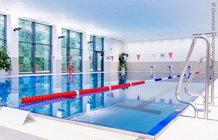 20-Meter Schwimmerbecken mit Hubboden und Nichtschwimmerbereich