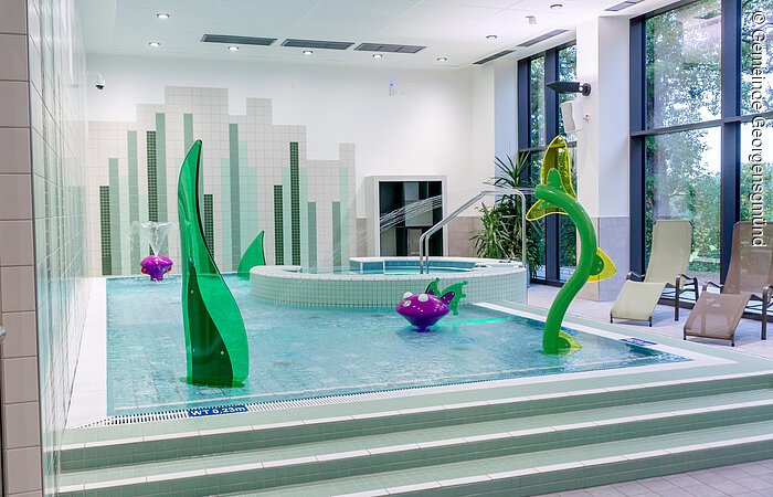 Kleinkinderbereich Kinderbecken mit Wasserspielgeräten und Whirlpool, Liege- und Ruhebereich