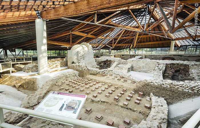 Römische Thermen Weißenburg Eine gut erhaltene Bäderanlage aus der Zeit der Römer. Steinreihen bilden den Grundriss der Therme. Die Thermenanlage ist überdacht.