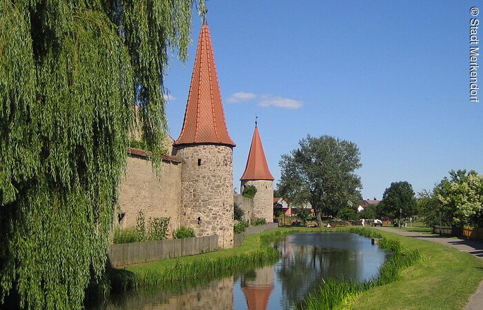 Stadtmauer Merkendorf Die Stadtmauer von Merkendorf mit Turm und Stadtgraben.