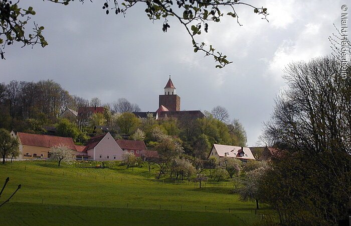 Panoramablick zur Hohentrüdinger Burg mit Turm in der Nähe von Heidenheim.