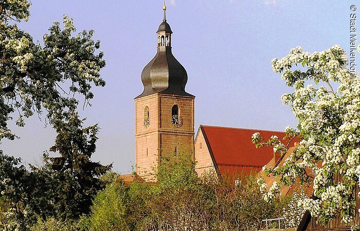Ansicht auf die Stadtkirche Merkendorf.