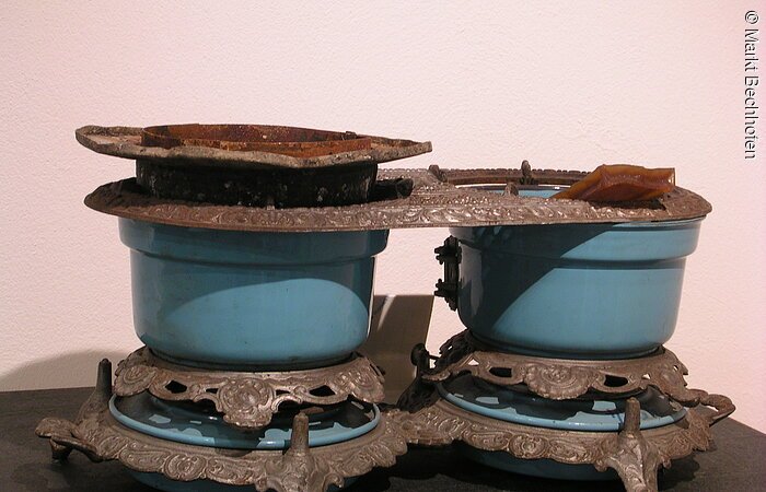 Zwei Töpfe, die als Gerät zur Pinsel- und Bürstenherstellung im Pinsel- und Bürstenmuseum in Bechhofen ausgestellt ist.